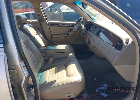 2002 Lincoln Town Car Signature z USA, uszkodzony, nr VIN 1LNHM82W02Y662541